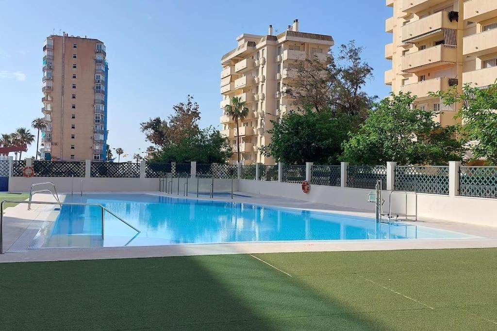 Elegante alojamiento con piscina a 200 m del mar. Apartamento Benalmádena Exterior foto