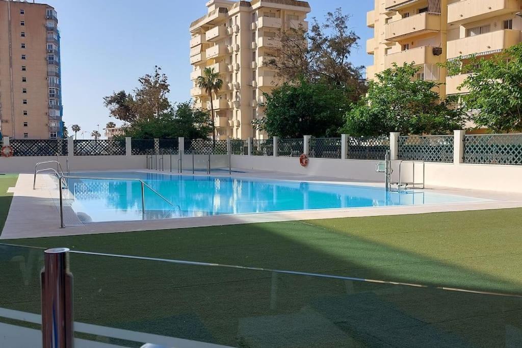 Elegante alojamiento con piscina a 200 m del mar. Apartamento Benalmádena Exterior foto